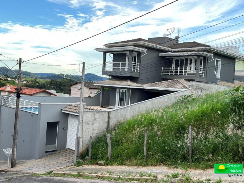 LINDA CASA COM PISCINA