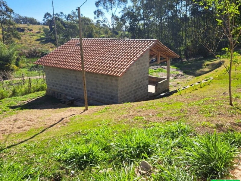SITIO RICO EM ÁGUA