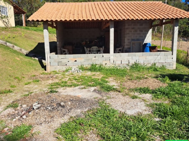SITIO RICO EM ÁGUA