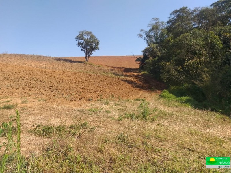 ÁREA RURAL COM REPRESA