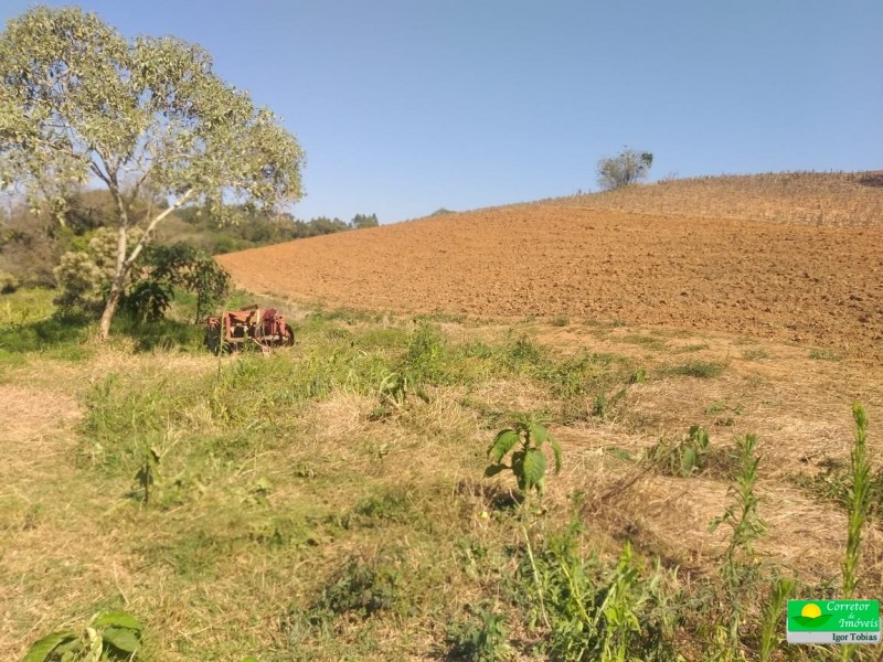 ÁREA RURAL COM REPRESA