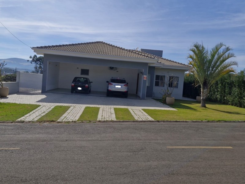 LINDA CASA CONDOMINIO FECHADO