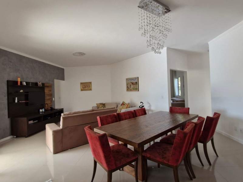 LINDA CASA CONDOMINIO FECHADO