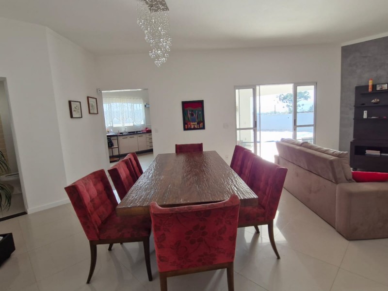 LINDA CASA CONDOMINIO FECHADO