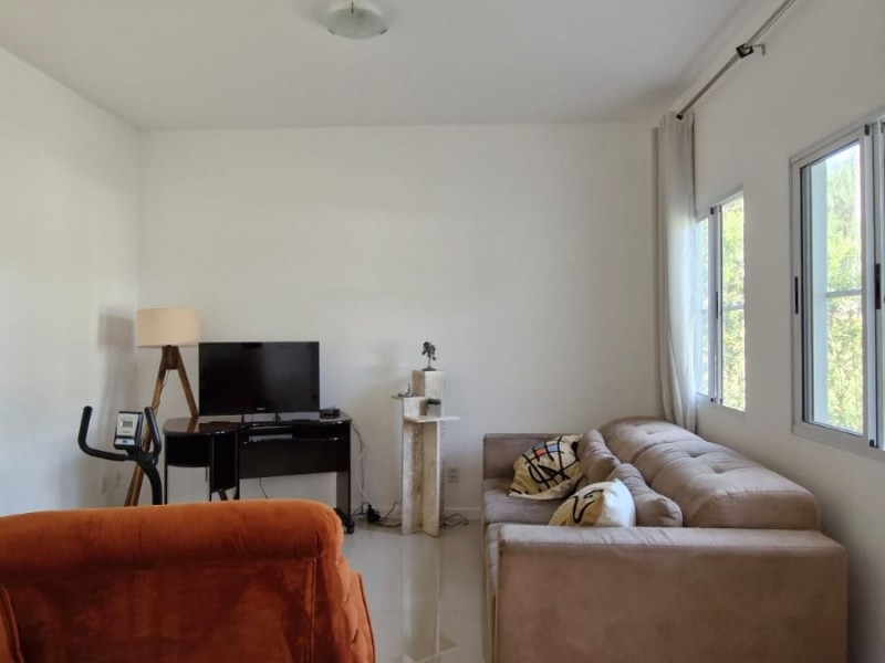 LINDA CASA CONDOMINIO FECHADO